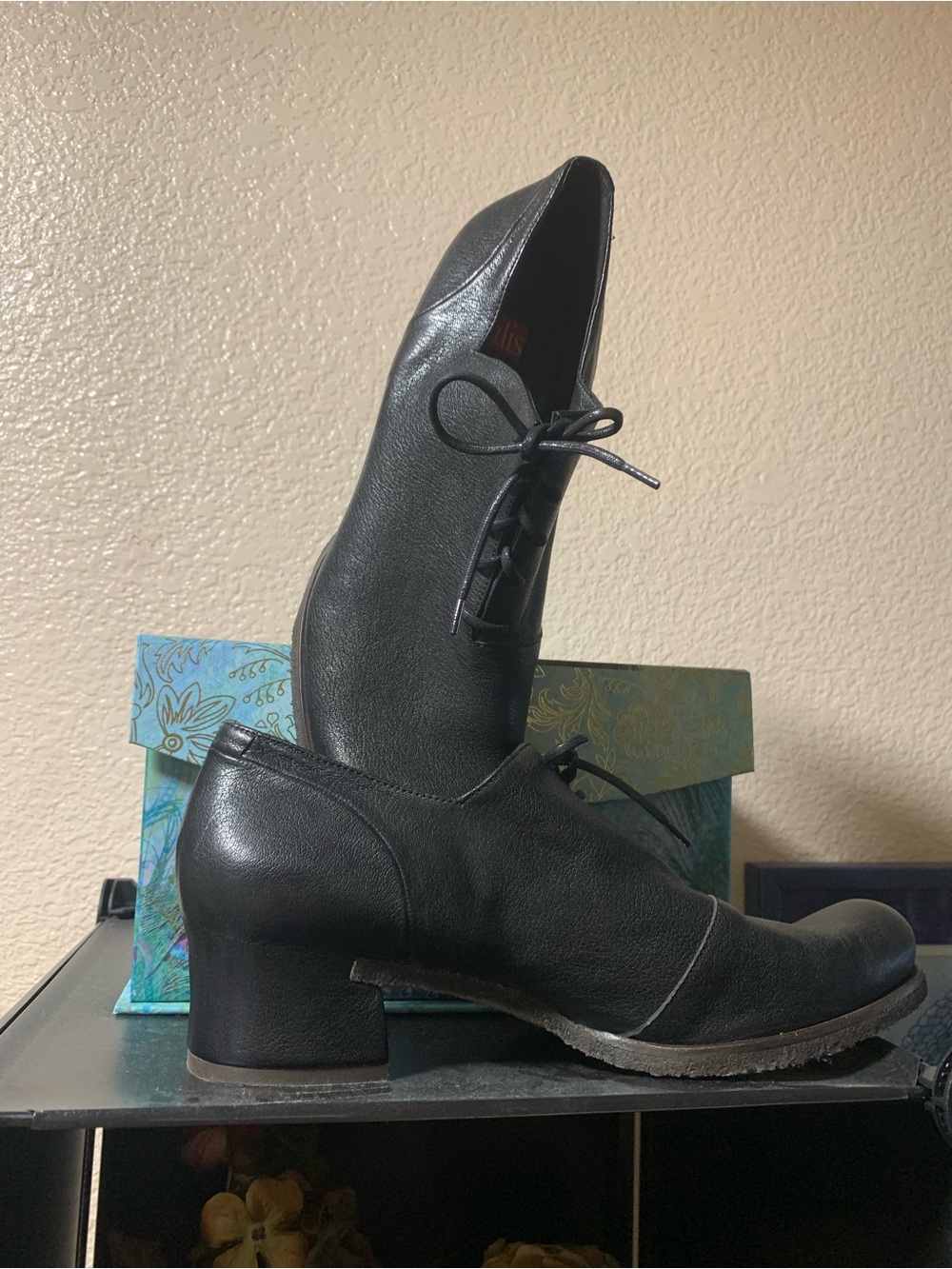 Black Leather Lace-Up Oxford Flats for Women - Picture 5 of 10